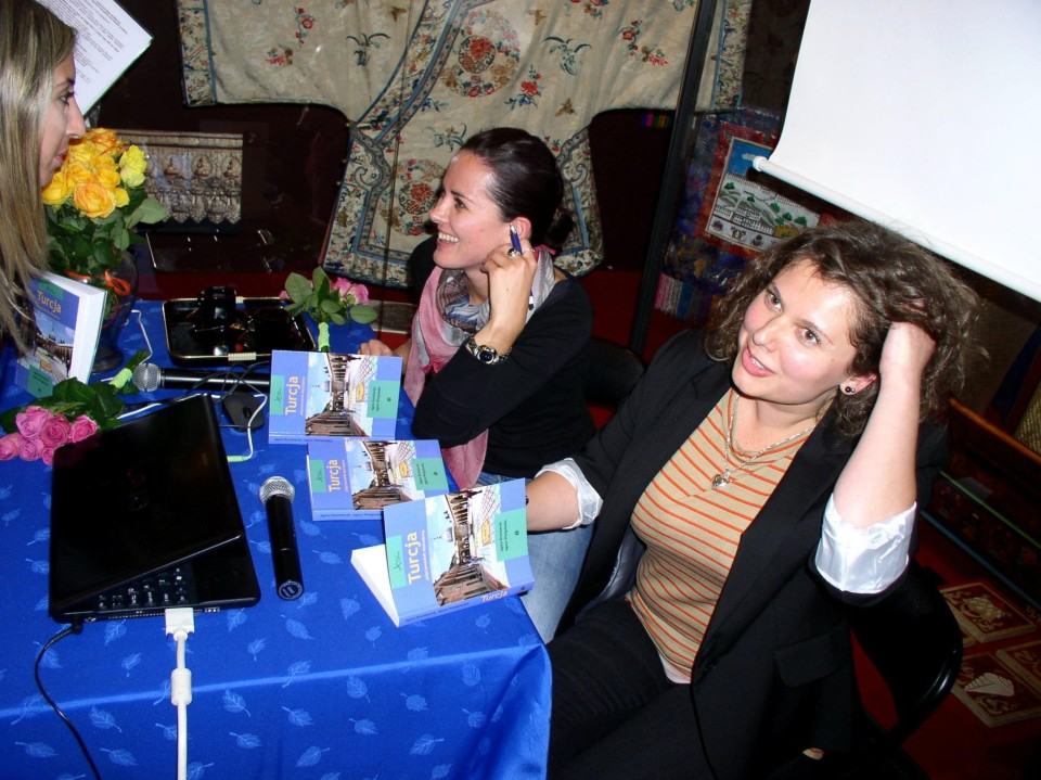 Agata Be i Agata Wu podczas pierwszego spotkania promującego książkę,  październik 2011, Warszawa